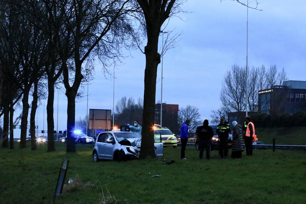 Personenauto raakt van weg en knalt tegen boom