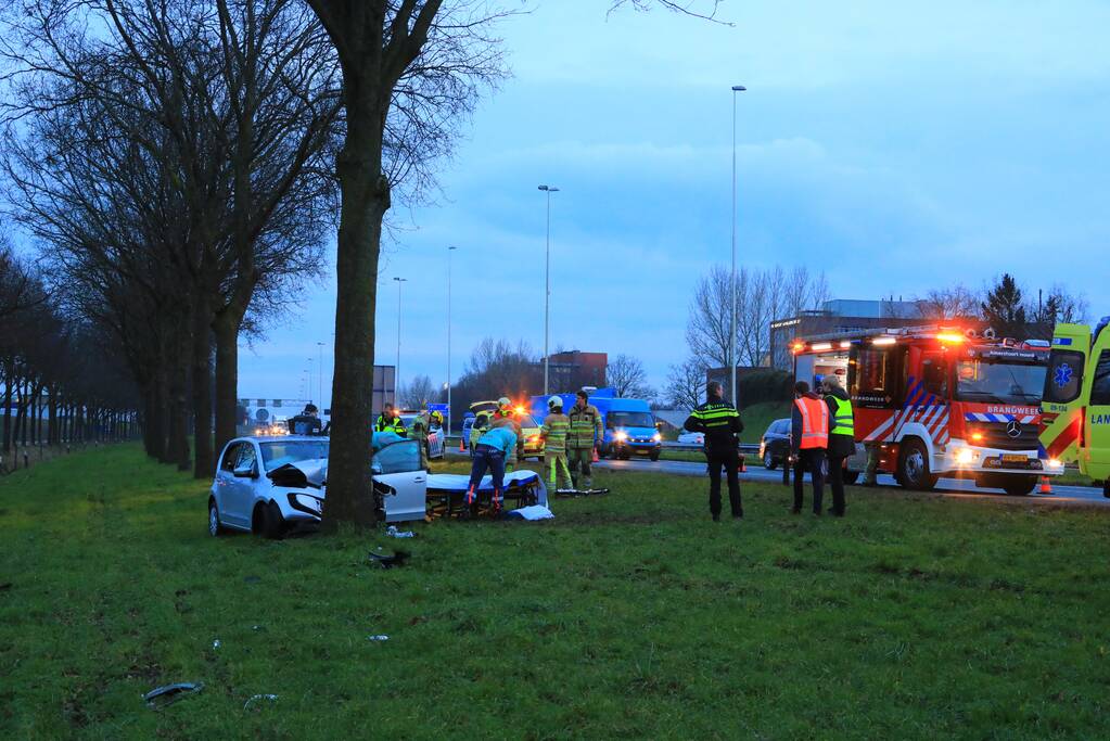 Personenauto raakt van weg en knalt tegen boom