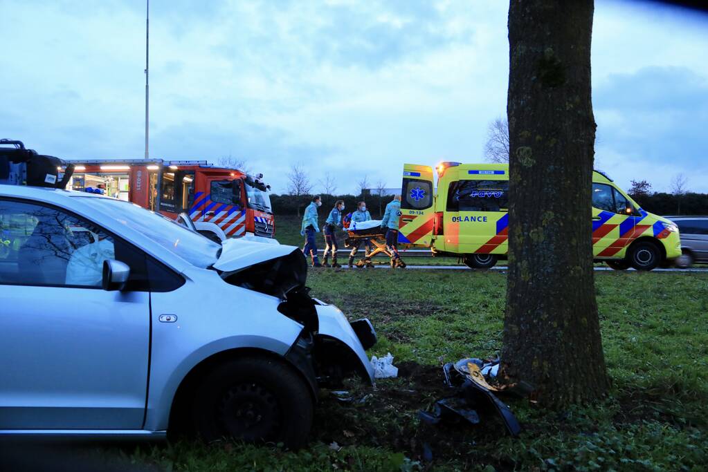 Personenauto raakt van weg en knalt tegen boom
