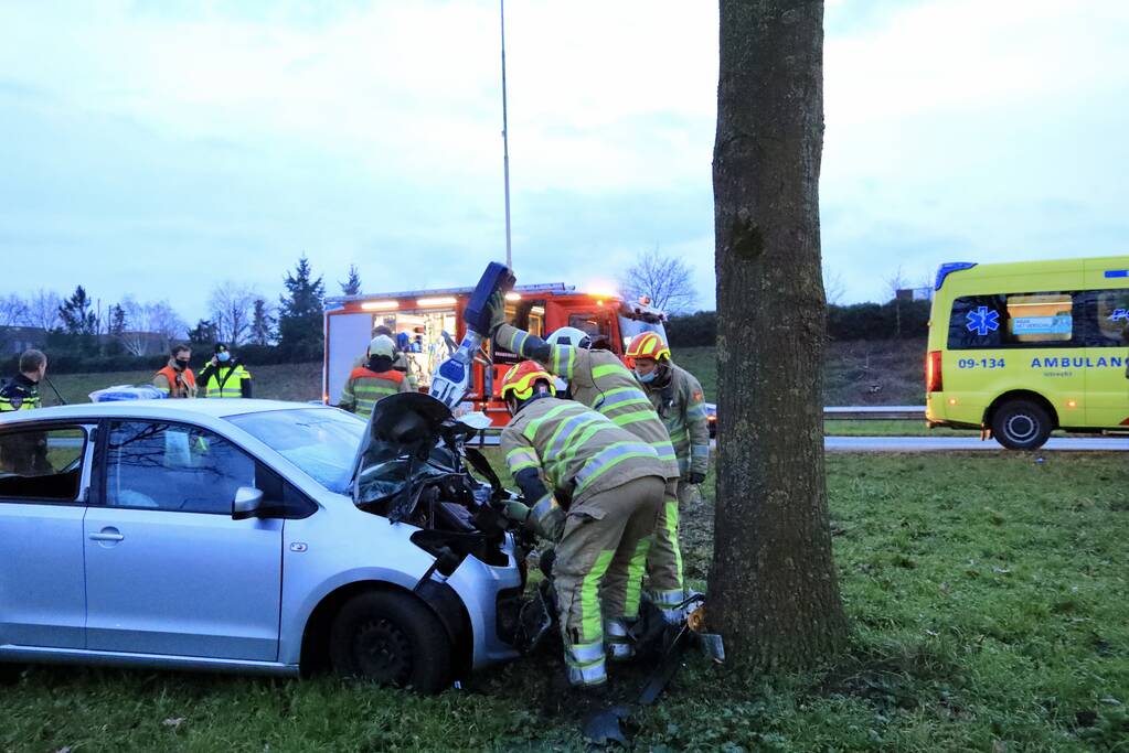 Personenauto raakt van weg en knalt tegen boom