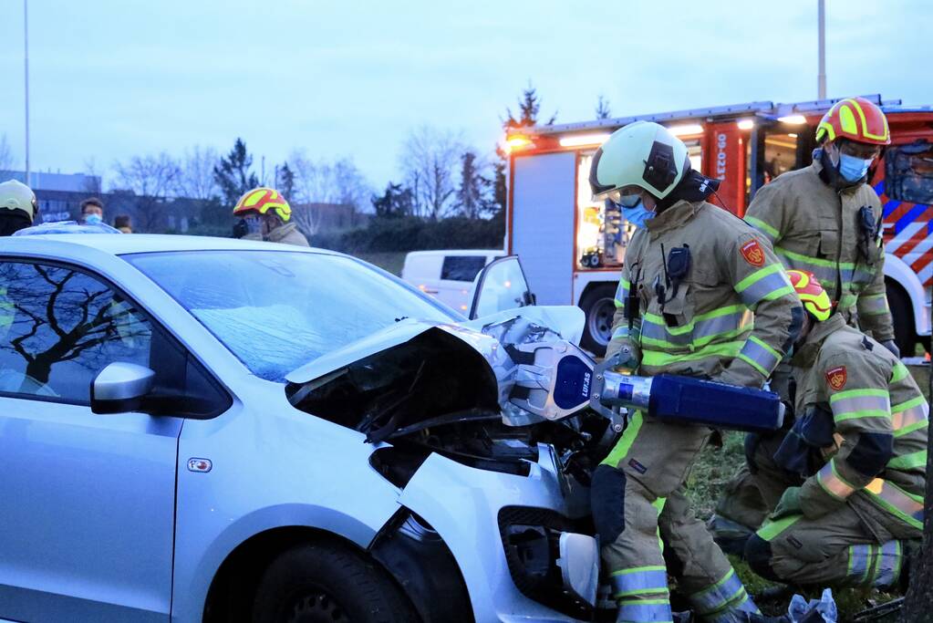 Personenauto raakt van weg en knalt tegen boom