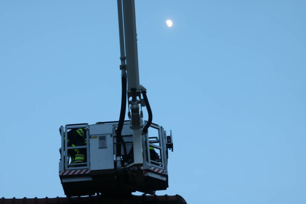 Brandweer doet onderzoek naar schoorsteen