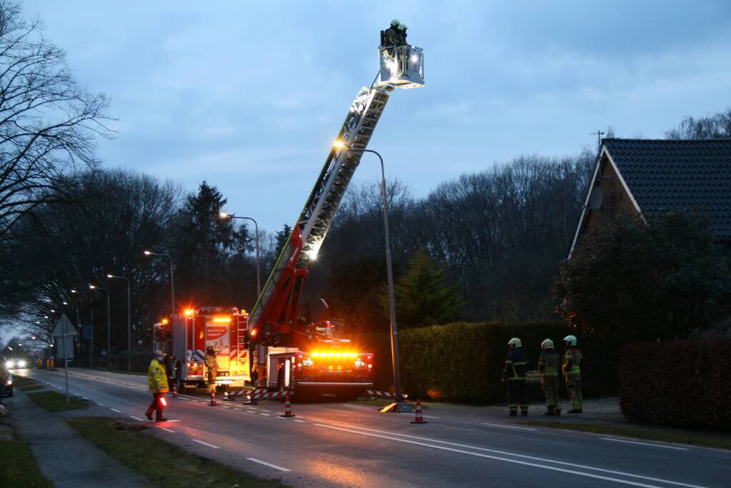 Brandweer blust schoorsteenbrand