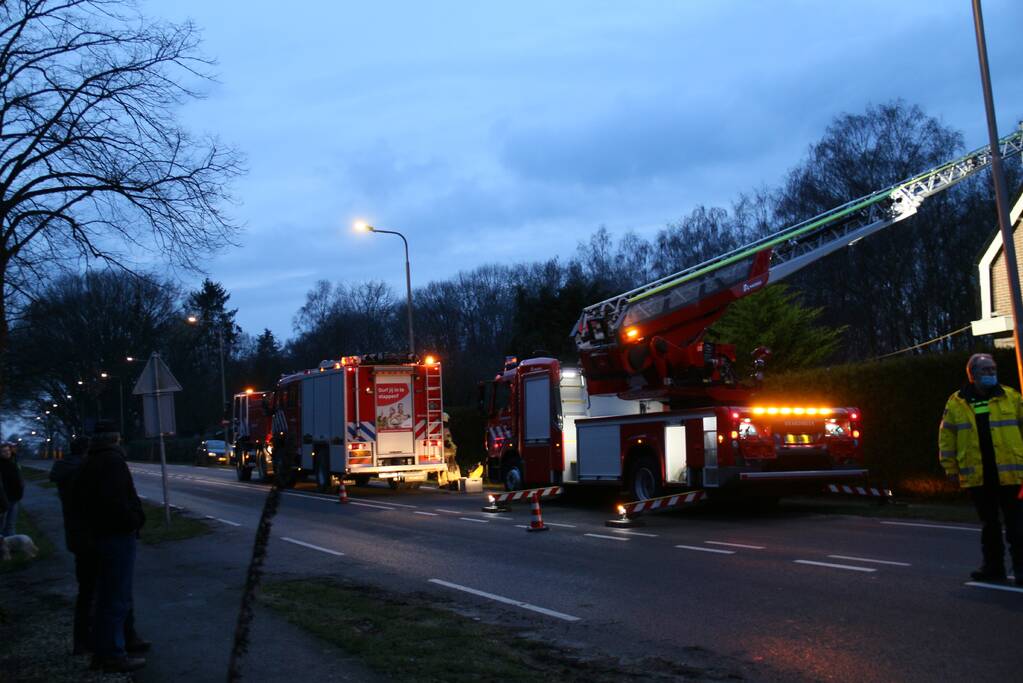 Brandweer blust schoorsteenbrand