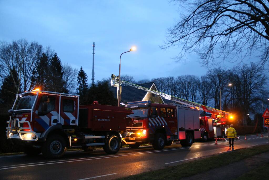 Brandweer blust schoorsteenbrand