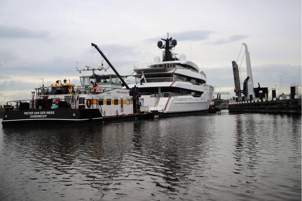 Gigantisch jacht vaart door Alphense wateren