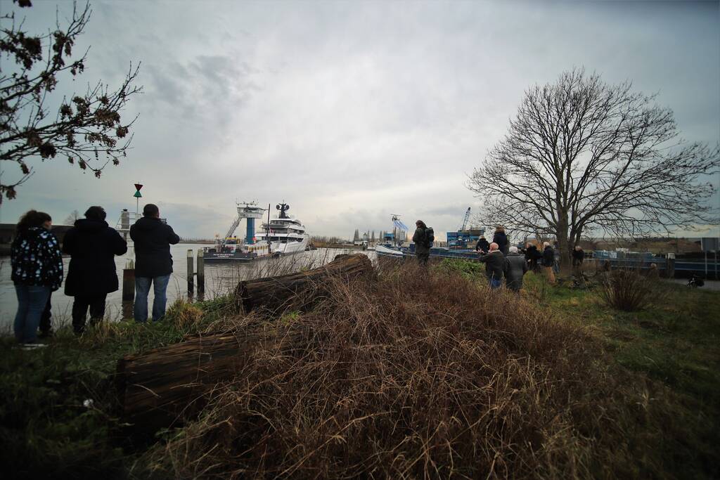 Gigantisch jacht vaart door Alphense wateren