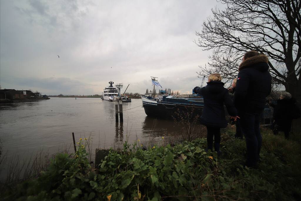 Gigantisch jacht vaart door Alphense wateren