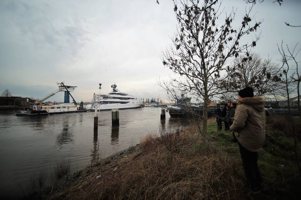 Gigantisch jacht vaart door Alphense wateren