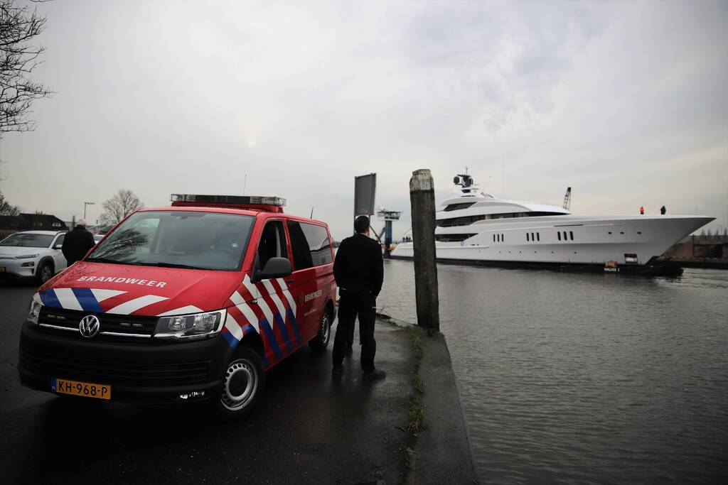 Gigantisch jacht vaart door Alphense wateren