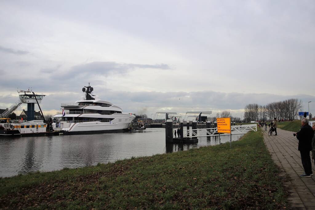 Gigantisch jacht vaart door Alphense wateren