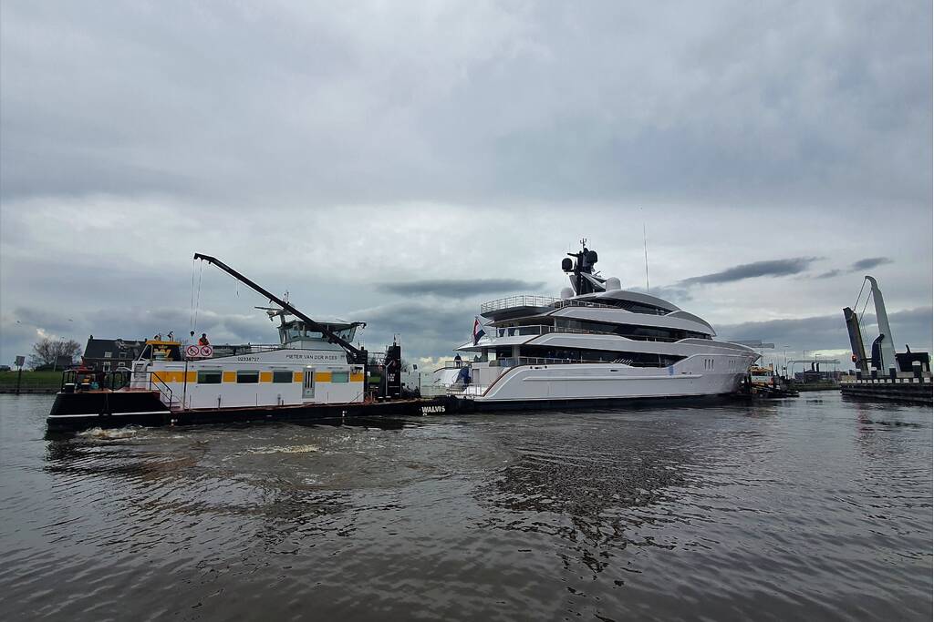 Gigantisch jacht vaart door Alphense wateren