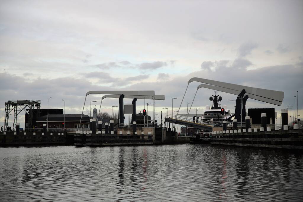 Gigantisch jacht vaart door Alphense wateren