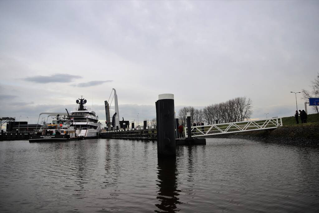 Gigantisch jacht vaart door Alphense wateren
