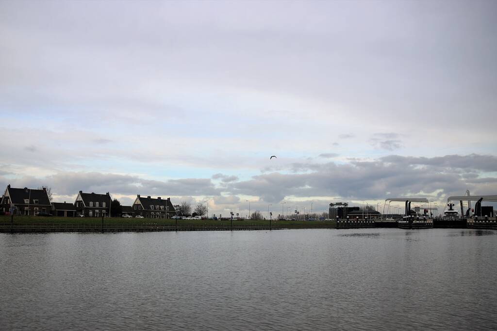 Gigantisch jacht vaart door Alphense wateren