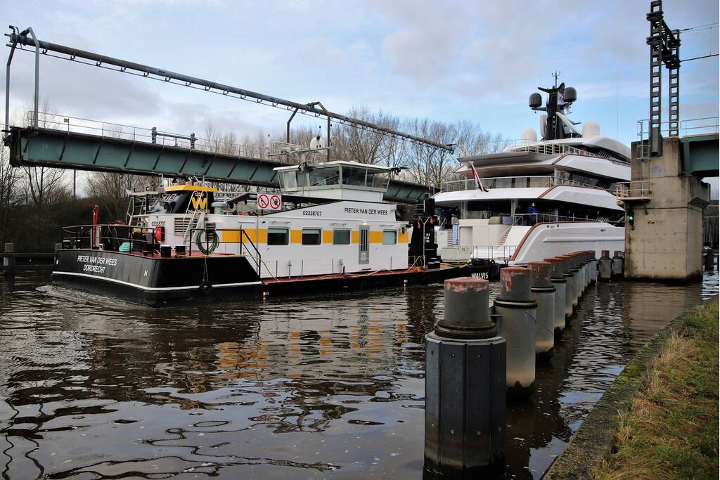 Gigantisch jacht vaart door Alphense wateren