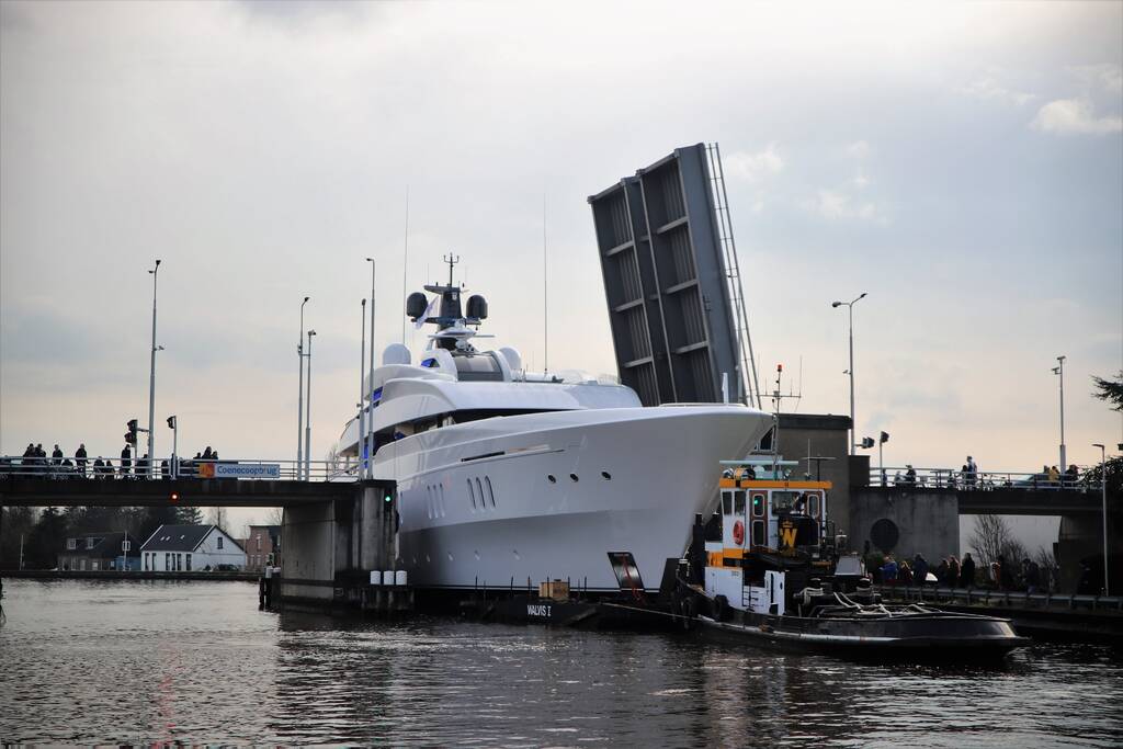 Gigantisch jacht vaart door Alphense wateren