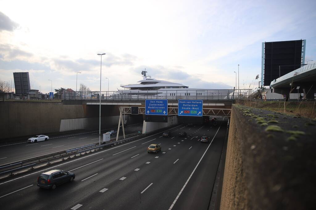 Gigantisch jacht vaart door Alphense wateren