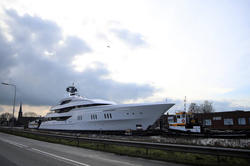 Gigantisch jacht vaart door Alphense wateren