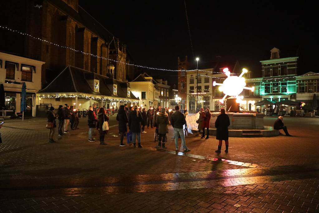 Actiegroep Viruswaarheid demonstreren tegen avondklok bij coronavirus-kunstwerk