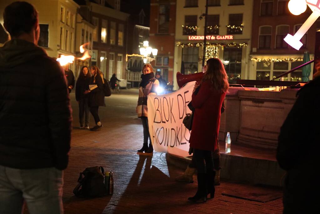 Actiegroep Viruswaarheid demonstreren tegen avondklok bij coronavirus-kunstwerk