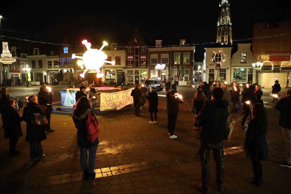Actiegroep Viruswaarheid demonstreren tegen avondklok bij coronavirus-kunstwerk