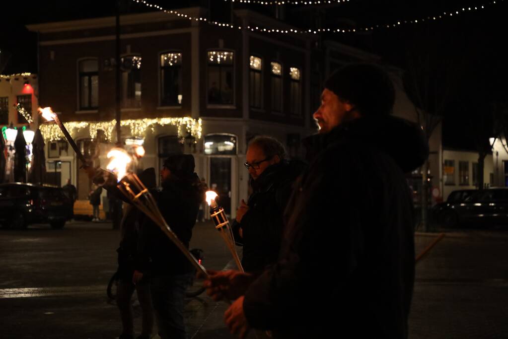 Actiegroep Viruswaarheid demonstreren tegen avondklok bij coronavirus-kunstwerk