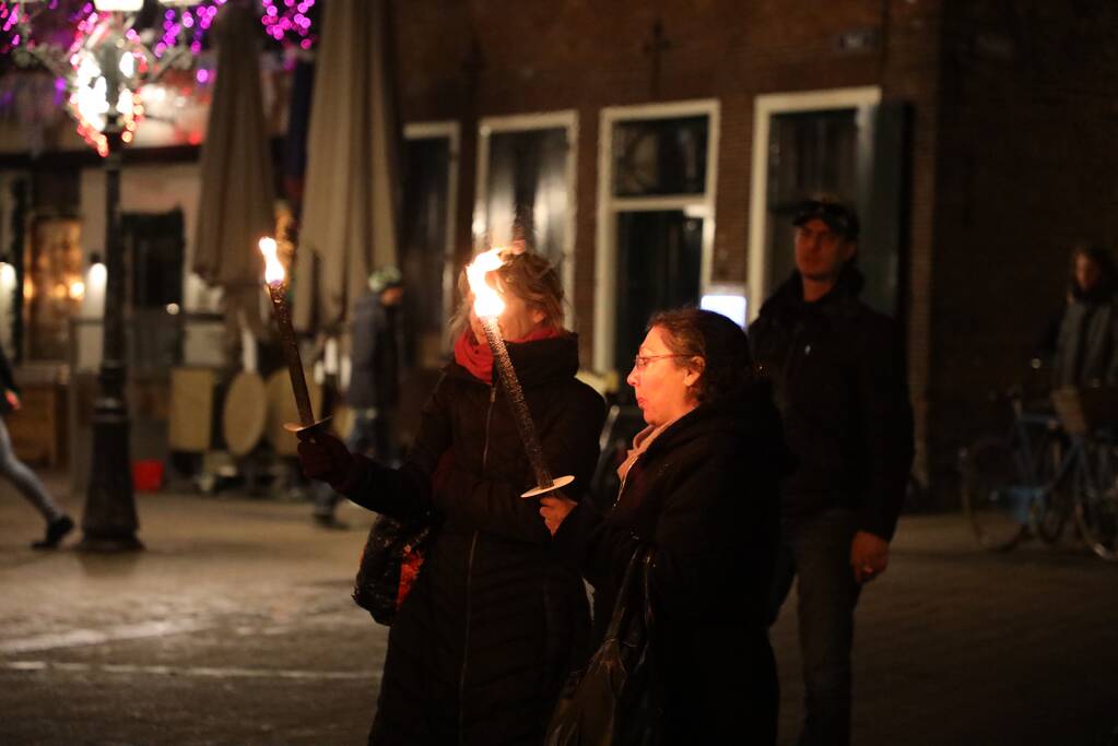 Actiegroep Viruswaarheid demonstreren tegen avondklok bij coronavirus-kunstwerk