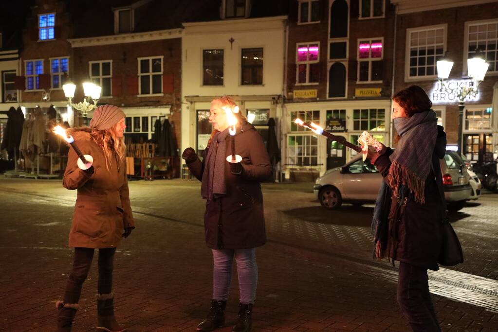 Actiegroep Viruswaarheid demonstreren tegen avondklok bij coronavirus-kunstwerk