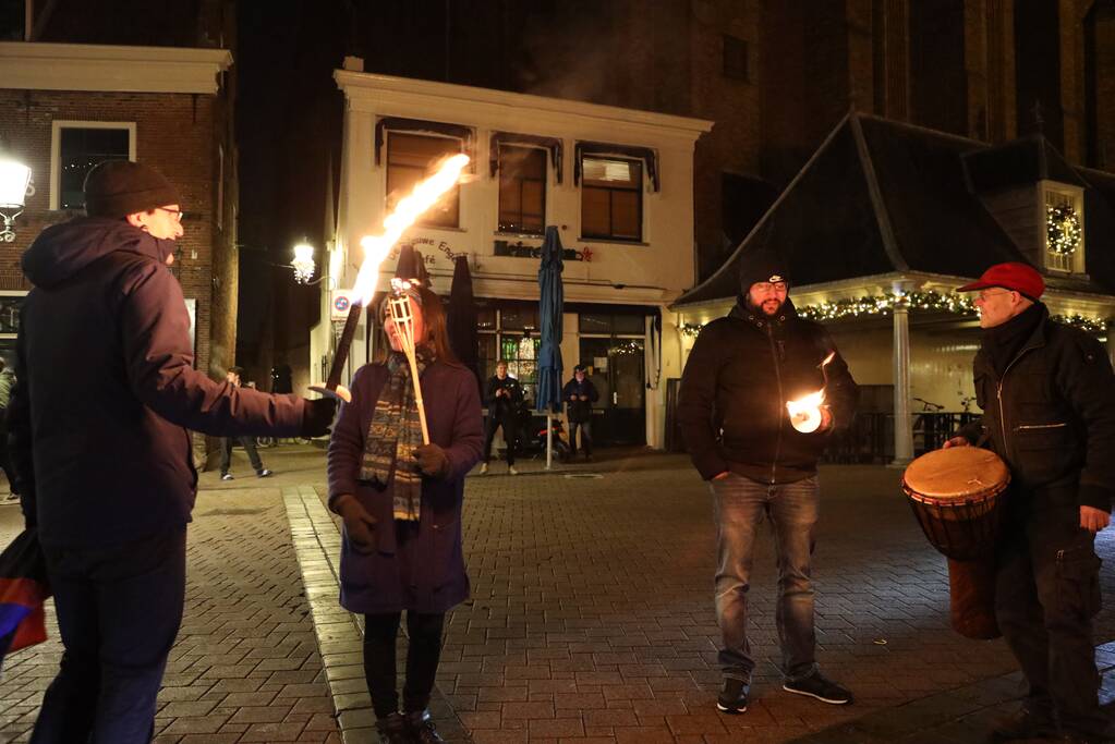 Actiegroep Viruswaarheid demonstreren tegen avondklok bij coronavirus-kunstwerk