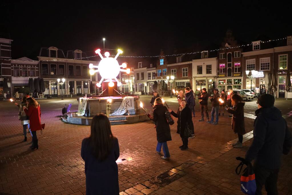 Actiegroep Viruswaarheid demonstreren tegen avondklok bij coronavirus-kunstwerk