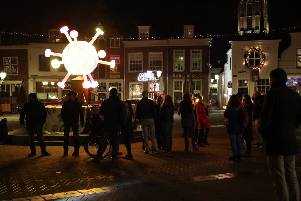 Actiegroep Viruswaarheid demonstreren tegen avondklok bij coronavirus-kunstwerk