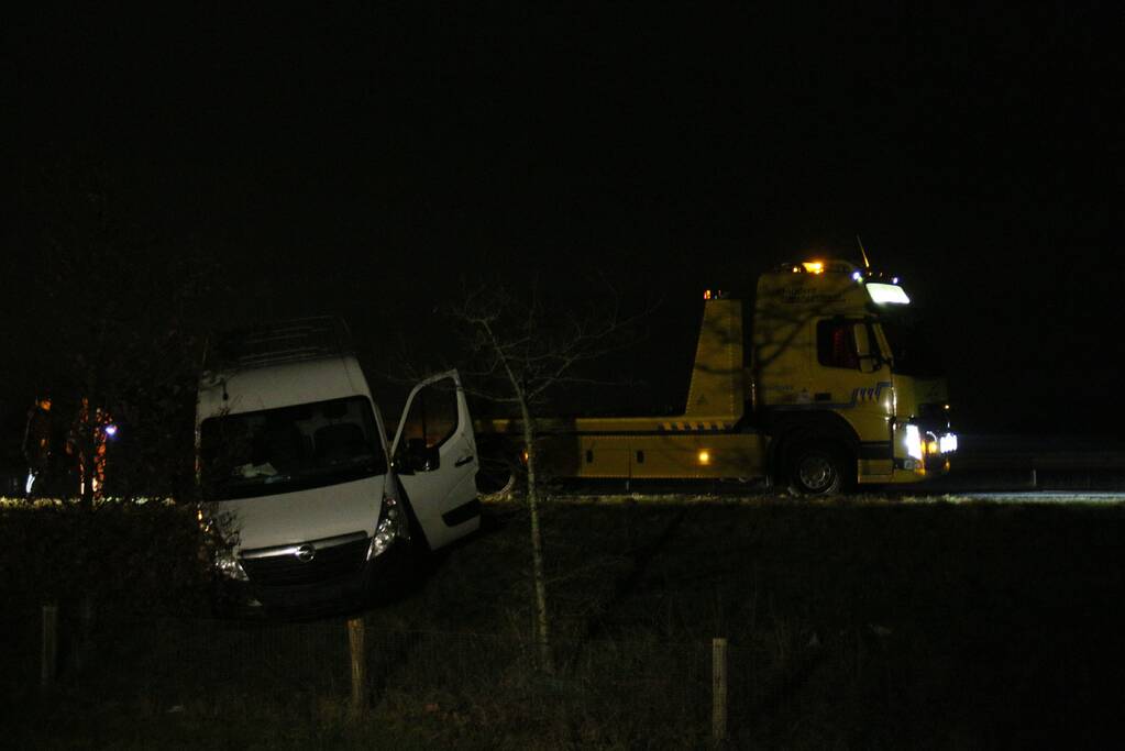 Bestelbus raakt van de weg