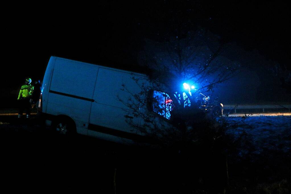 Bestelbus raakt van de weg