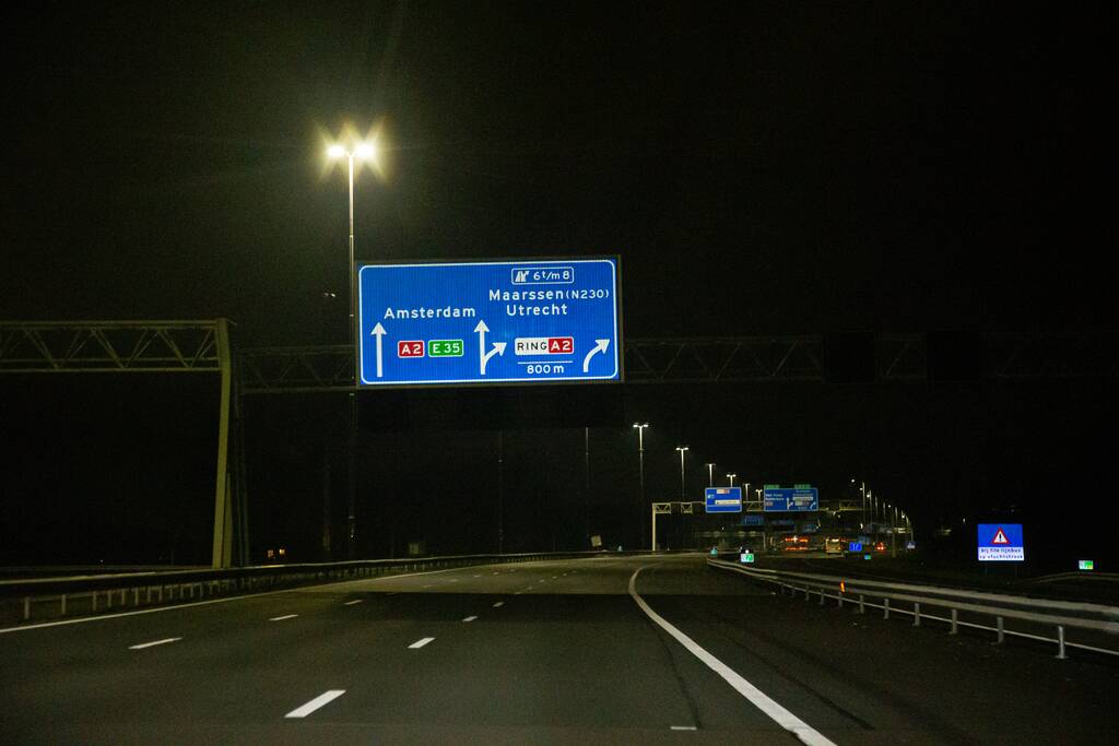 Snelwegen en tankstations uitgestorven door avondklok