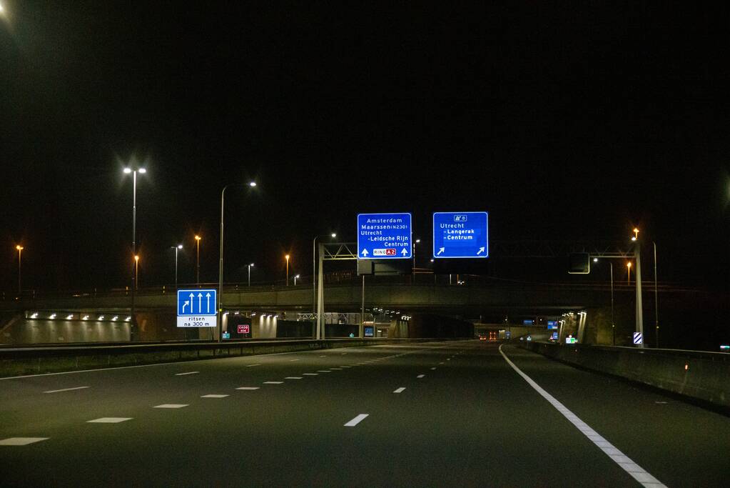 Snelwegen en tankstations uitgestorven door avondklok