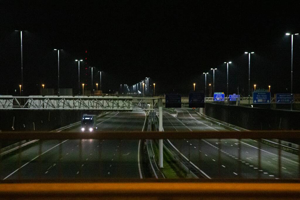 Snelwegen en tankstations uitgestorven door avondklok