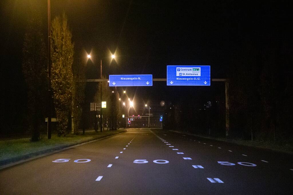 Snelwegen en tankstations uitgestorven door avondklok