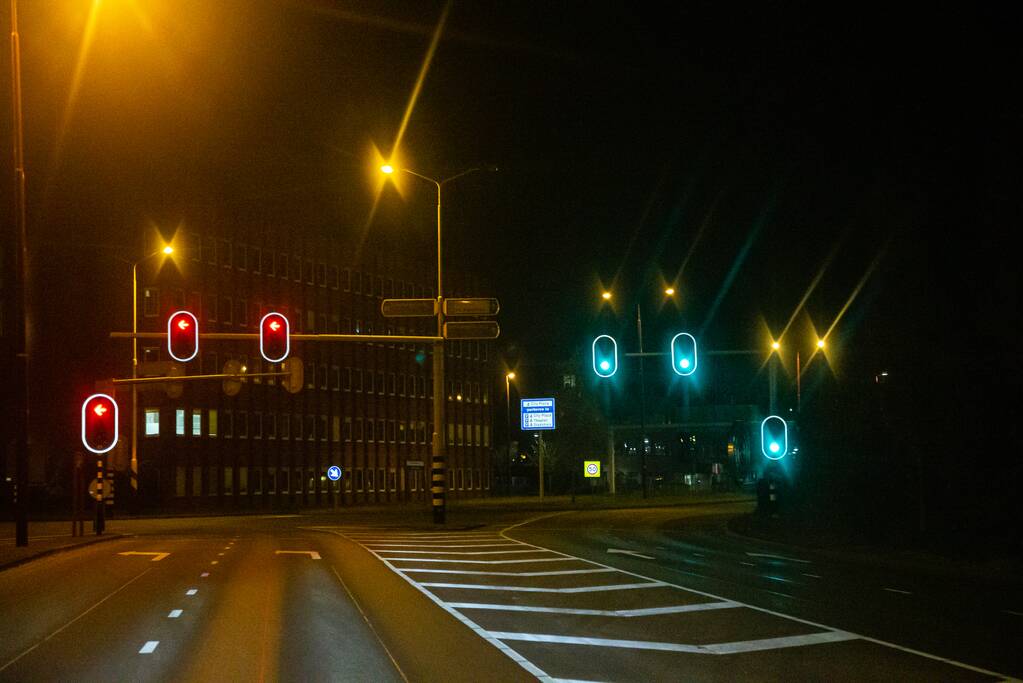 Snelwegen en tankstations uitgestorven door avondklok