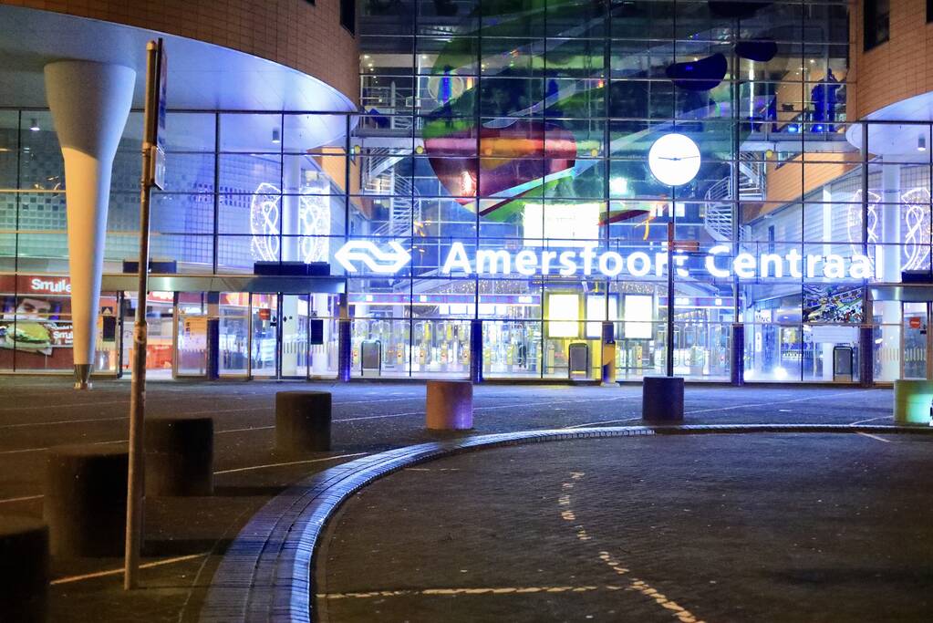 Avondklok van kracht: stille straten en politie voert controles uit