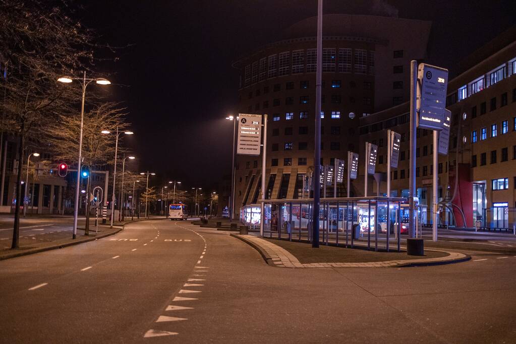 Avondklok van kracht: stille straten en politie voert controles uit