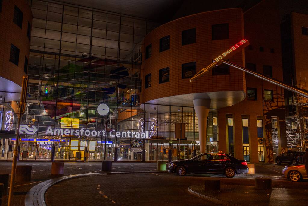 Avondklok van kracht: stille straten en politie voert controles uit