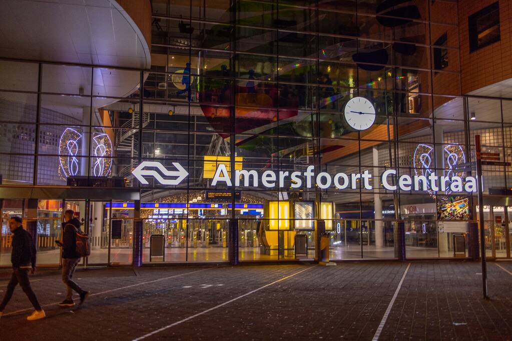 Avondklok van kracht: stille straten en politie voert controles uit