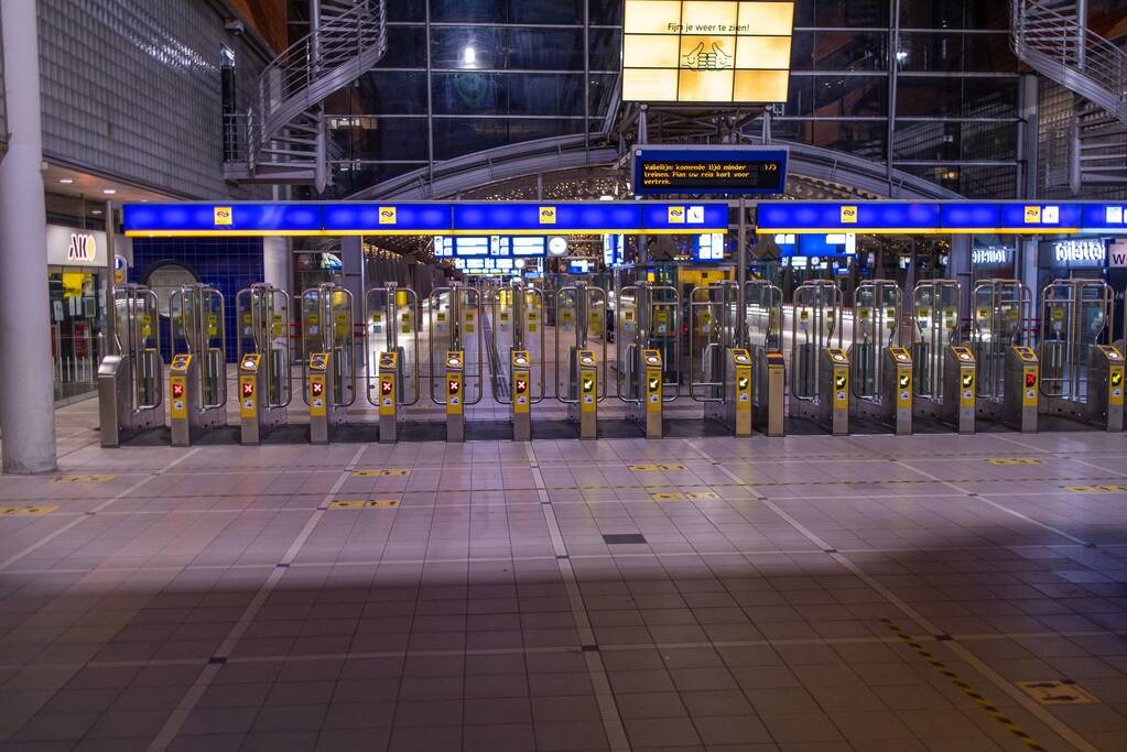 Avondklok van kracht: stille straten en politie voert controles uit