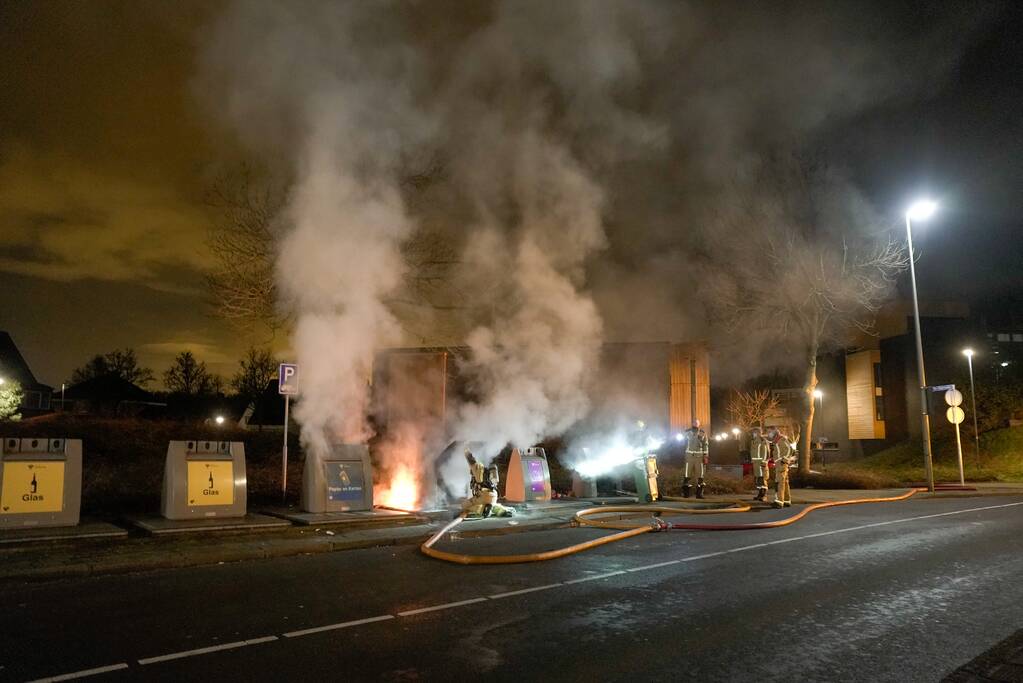 Brand in meerdere papiercontainers