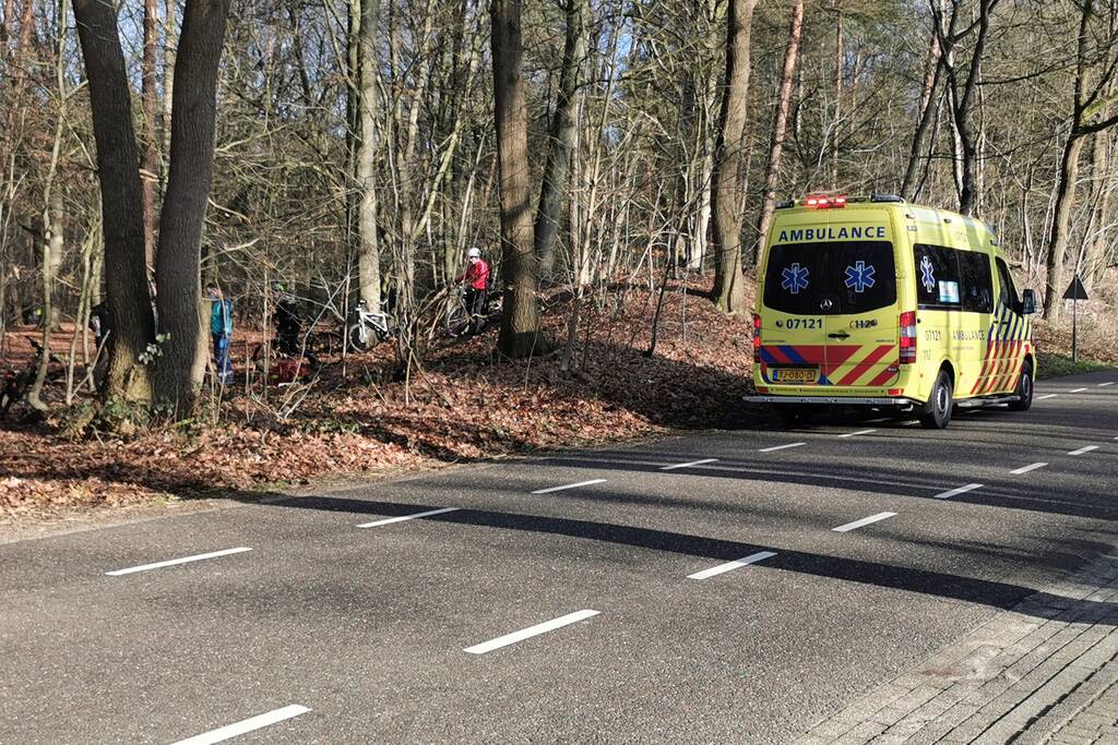 Mountainbiker slaat over de kop