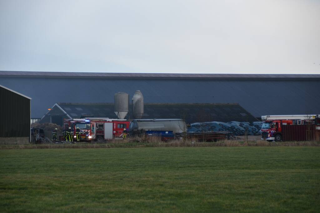 Grote brand in loods met stro-opslag