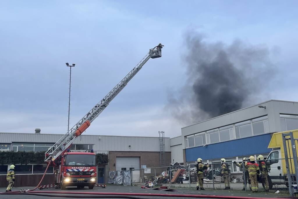 Dikke rookwolken bij brand in bedrijfspand
