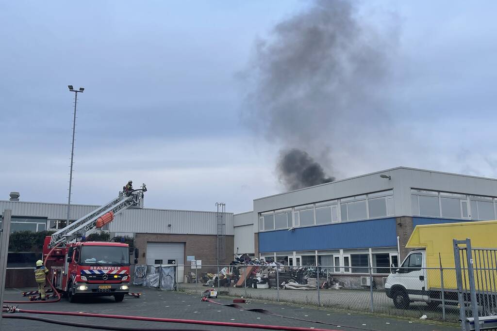Dikke rookwolken bij brand in bedrijfspand