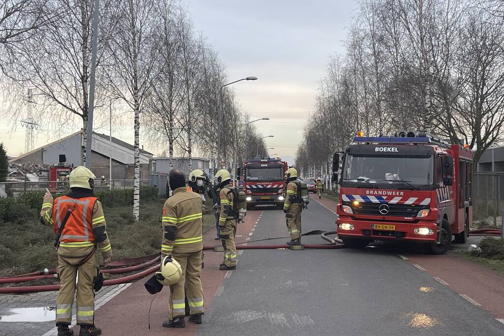 Dikke rookwolken bij brand in bedrijfspand